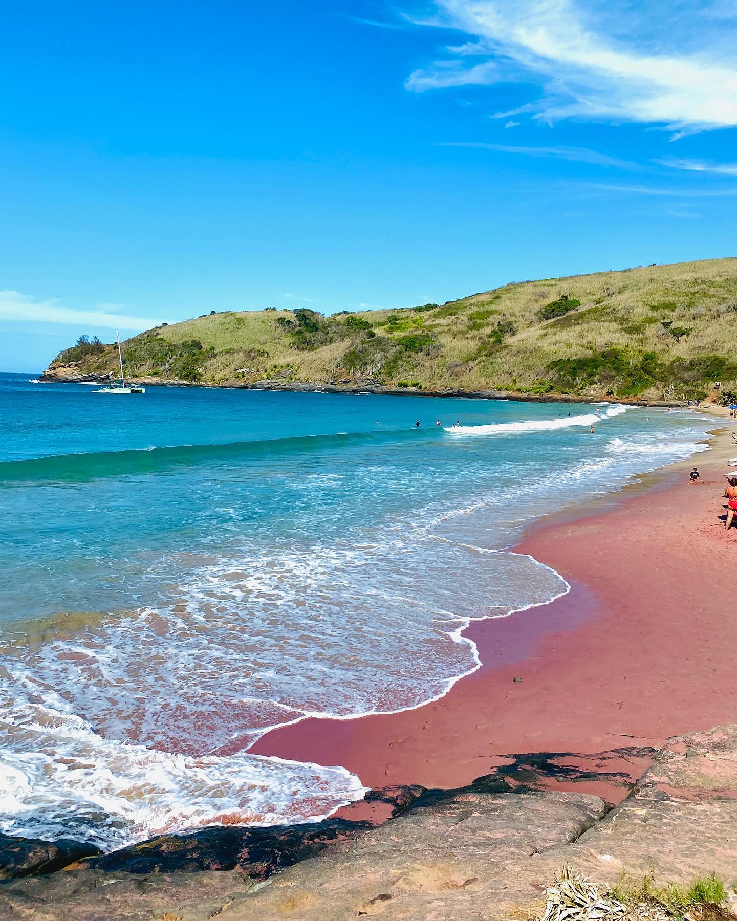 Praia de areia rosada em Búzios com águas cristalinas