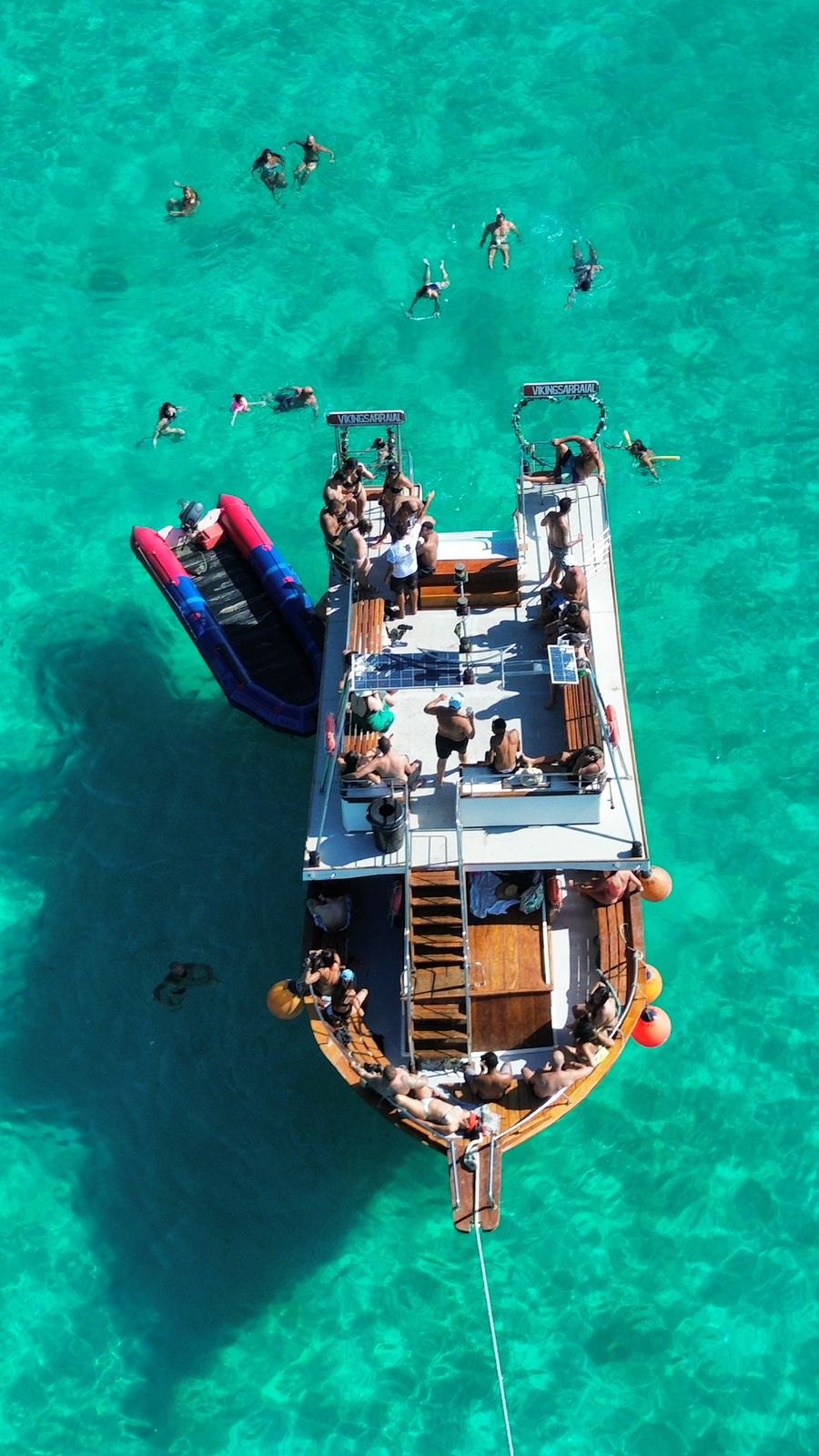 Vista aérea de barcos em água turquesa em Arraial do Cabo