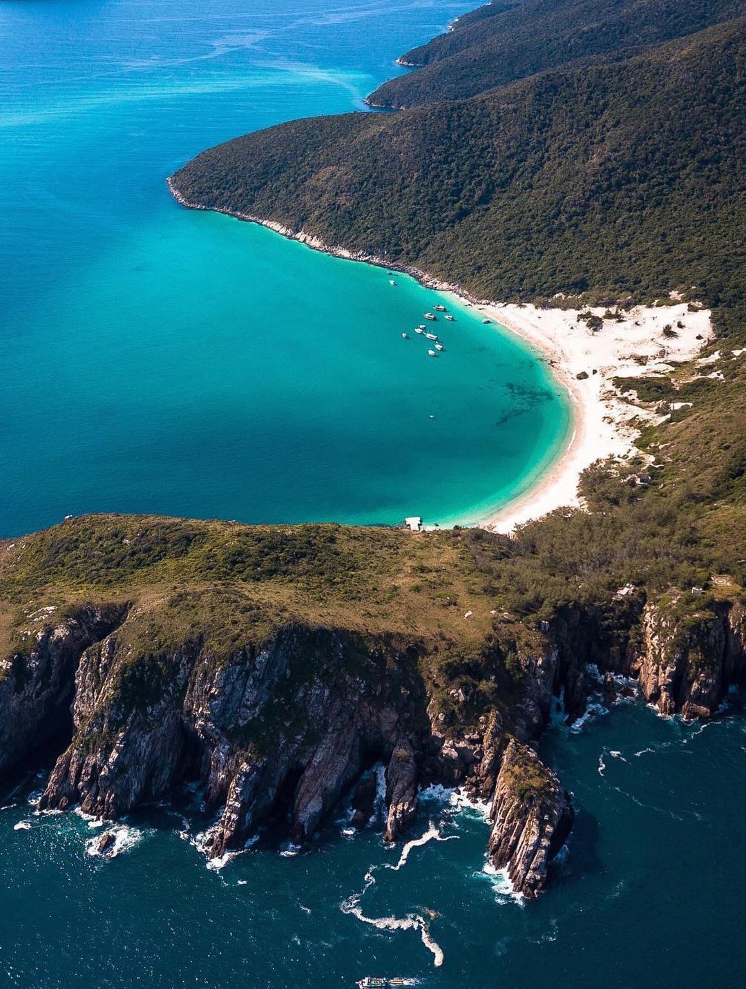 Vista aérea das Prainhas do Pontal do Atalaia em Arraial do Cabo