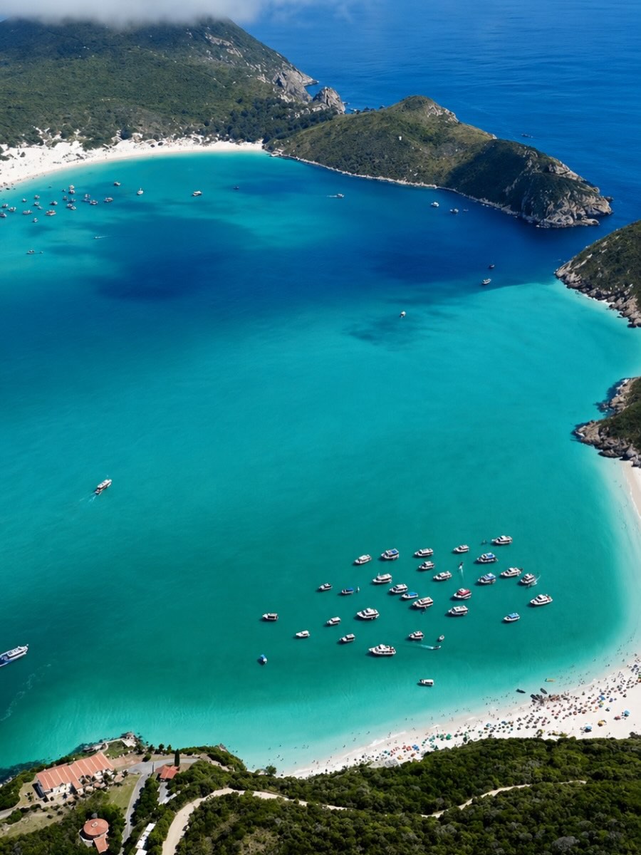 Barcos ancorados na Ilha do Farol em Arraial do Cabo