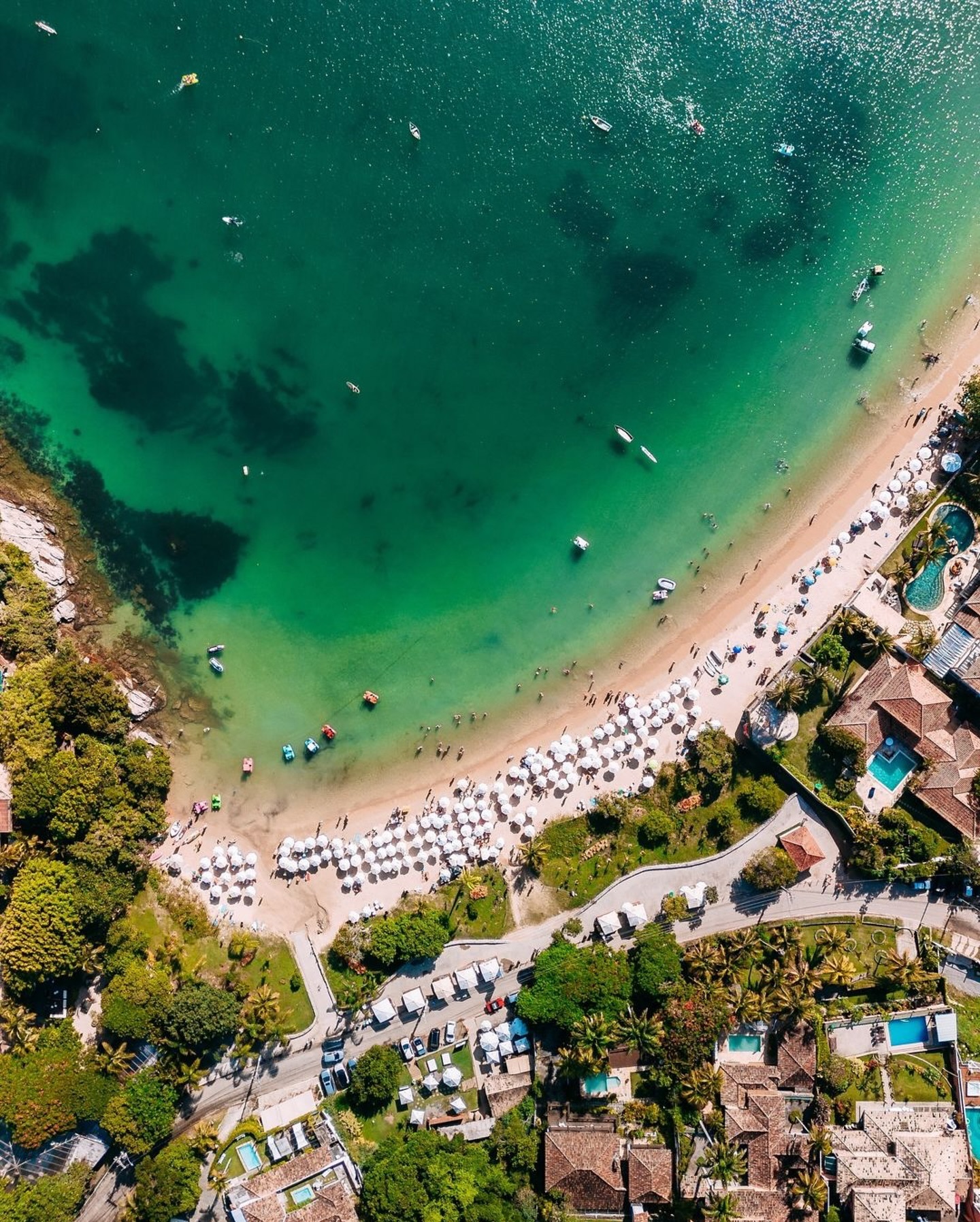 Praia da Ferradura em Búzios vista do mar durante o passeio de barco