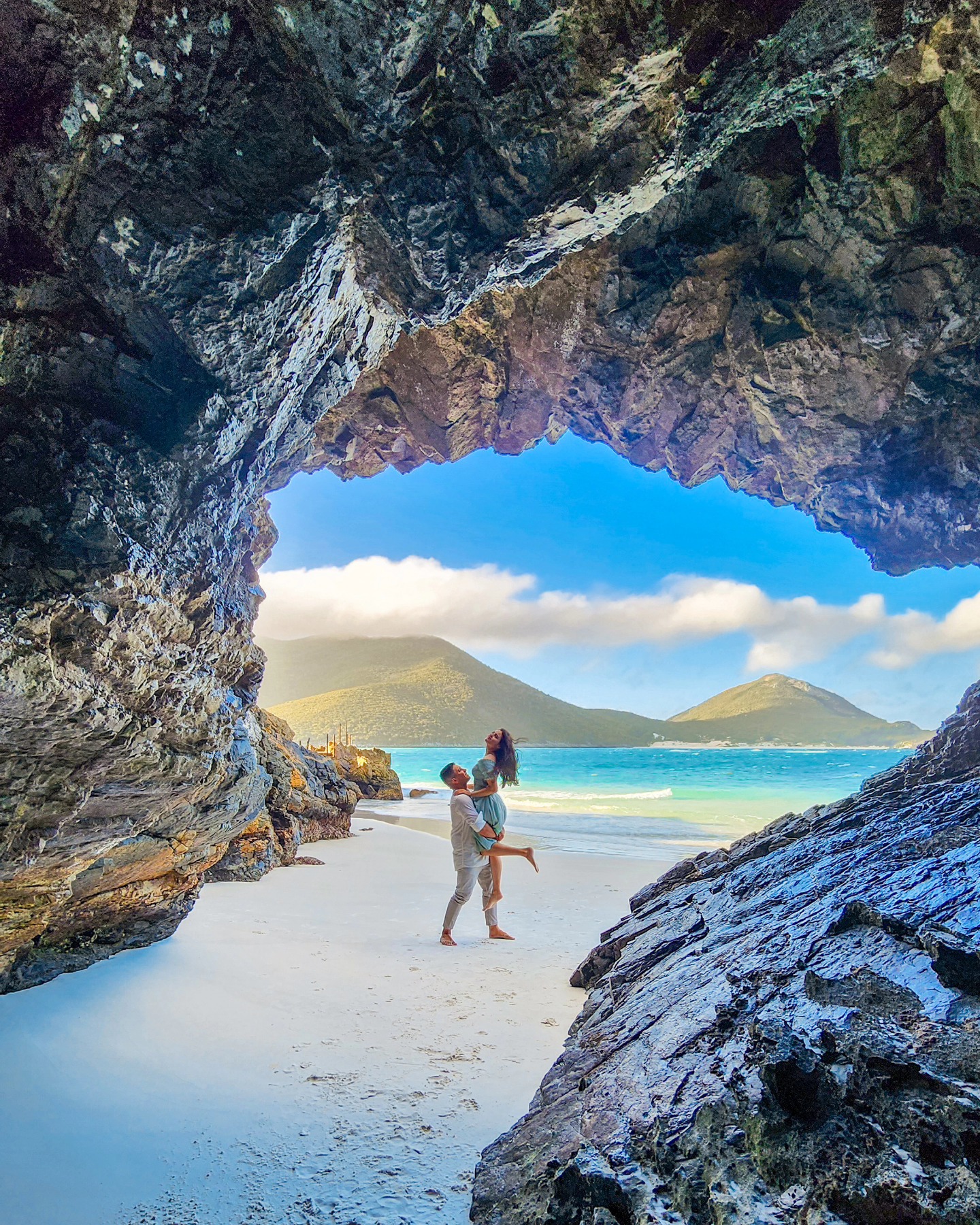 Casal na Gruta Azul durante o passeio de barco em Arraial do Cabo