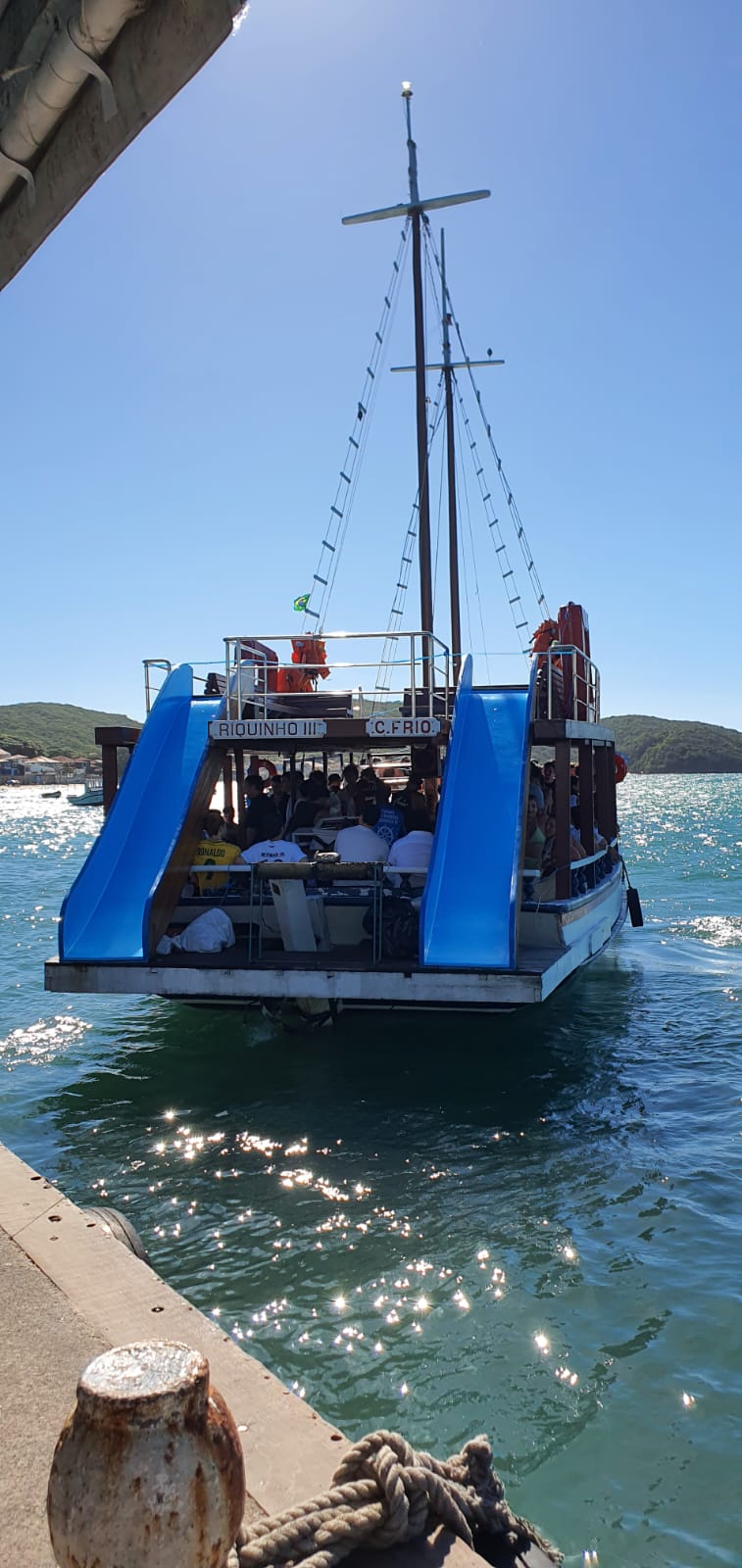 Escuna do passeio de barco em Búzios navegando entre as ilhas