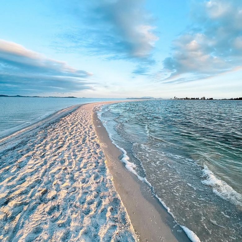 Pôr do sol sobre o banco de areia da Arubinha