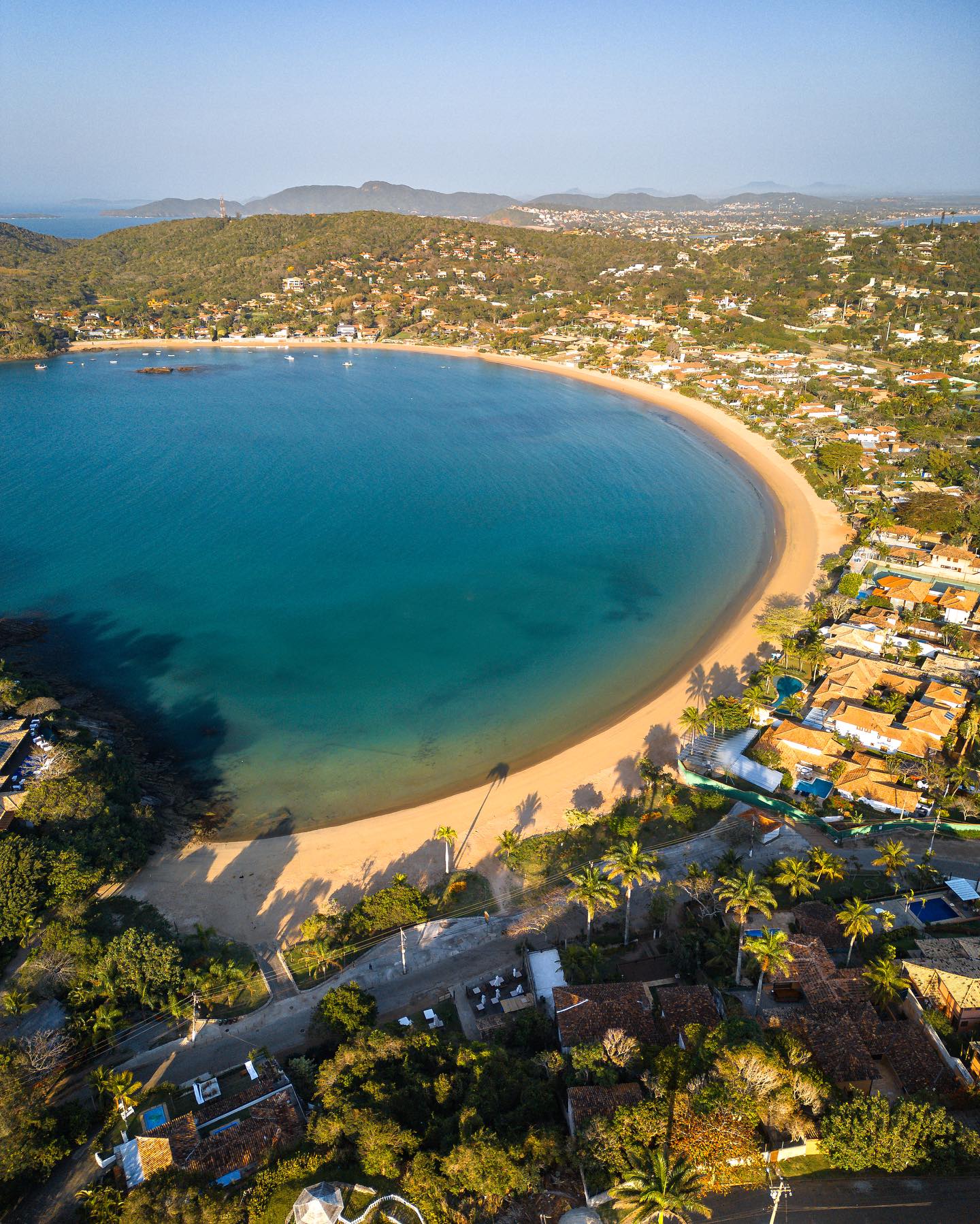Praia da Ferradura em Búzios com água calma