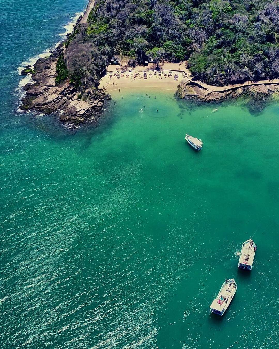 Vista aérea da Praia Azeda em Búzios com barcos e água turquesa