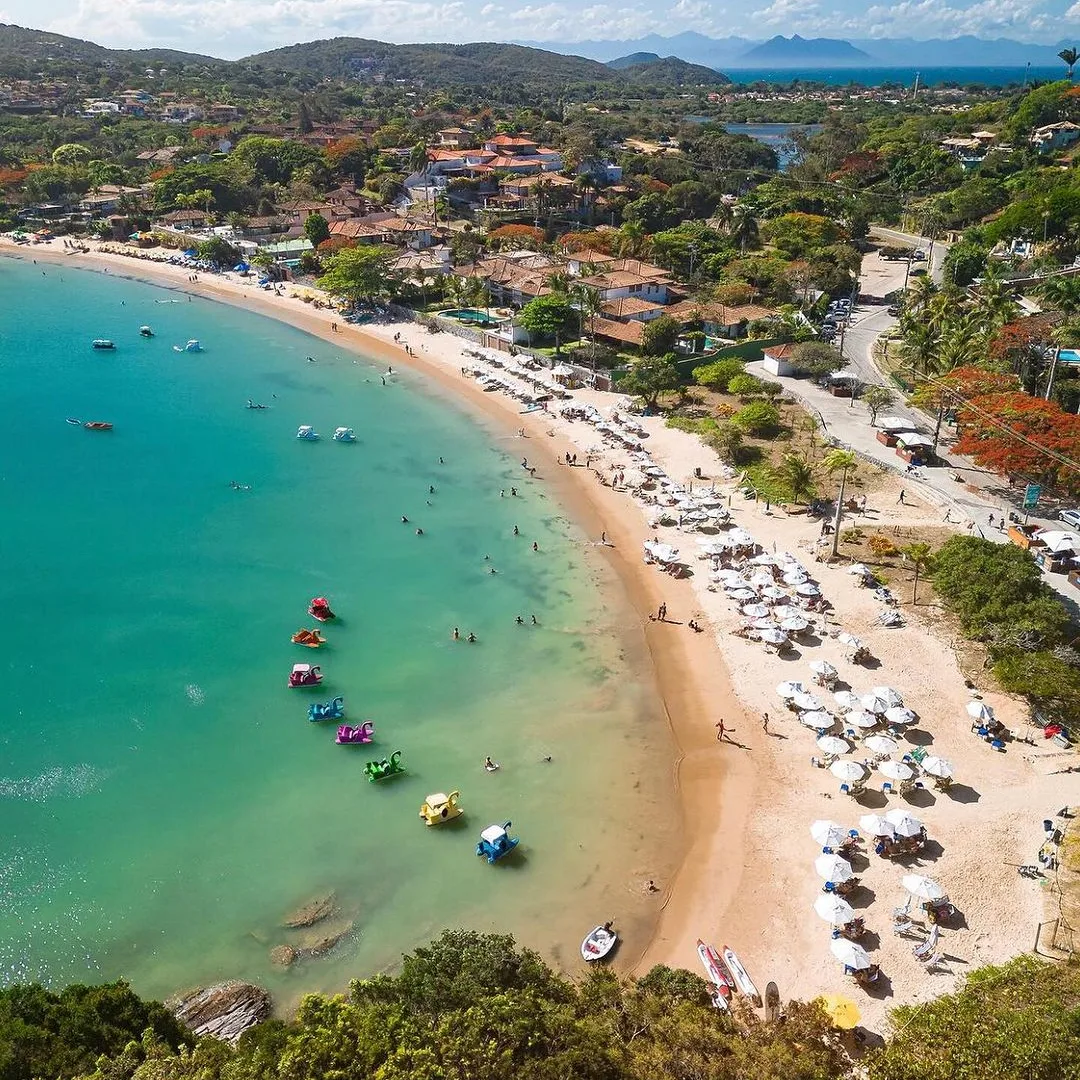 Vista aérea da Praia da Ferradura em Búzios