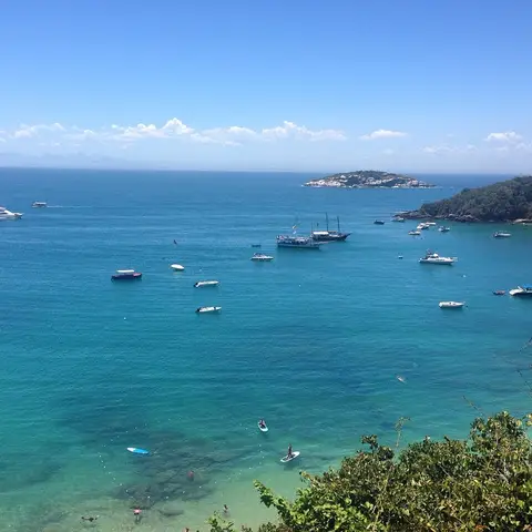 Vista panorâmica do Mirante de João Fernandes em Búzios com as praias ao fundo