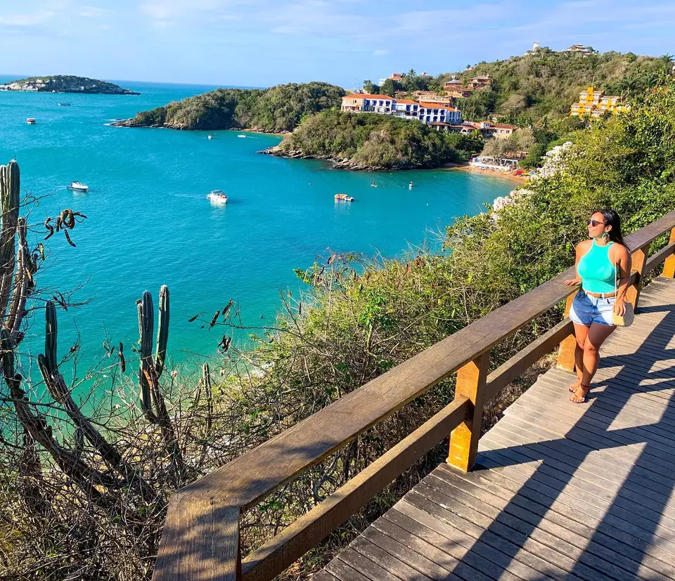 Vista panorâmica de Búzios com praias e mirantes para planejar quantos dias ficar