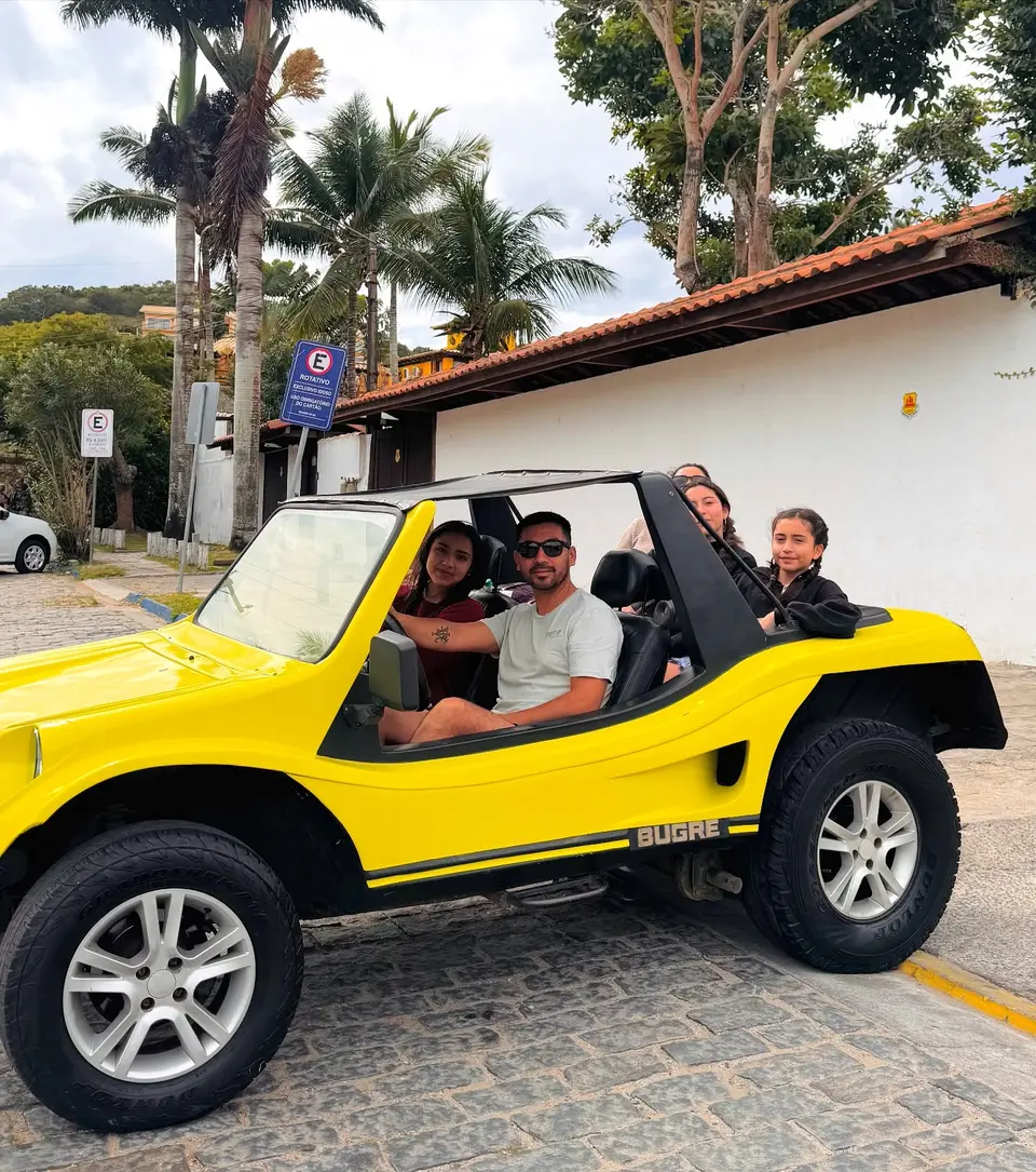 Família com crianças em passeio de buggy privativo pelas praias de Búzios