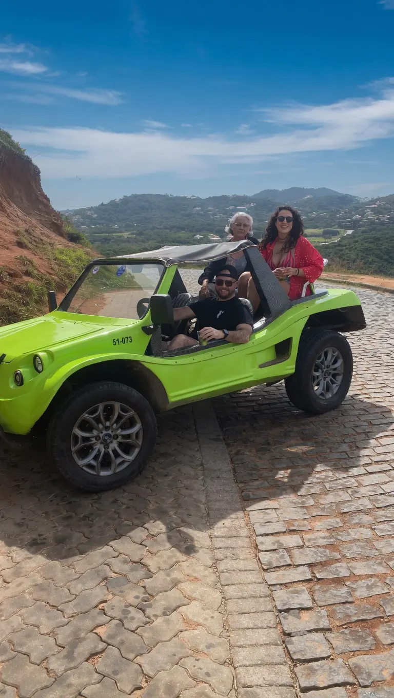 Buggy privativo em Búzios com guia certificado percorrendo praias e mirantes da península