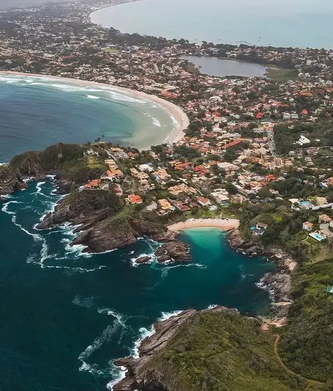 Rua das Pedras em Búzios em dia de chuva com bares e restaurantes cobertos abertos