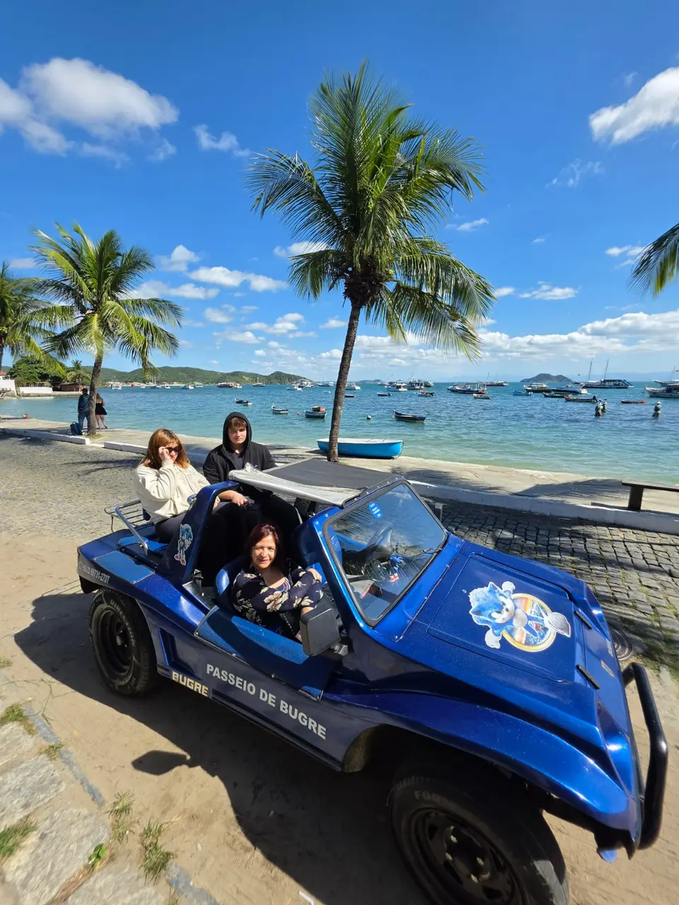 Passeio de buggy em Búzios seguro com guia certificado e cinto de segurança para toda a família