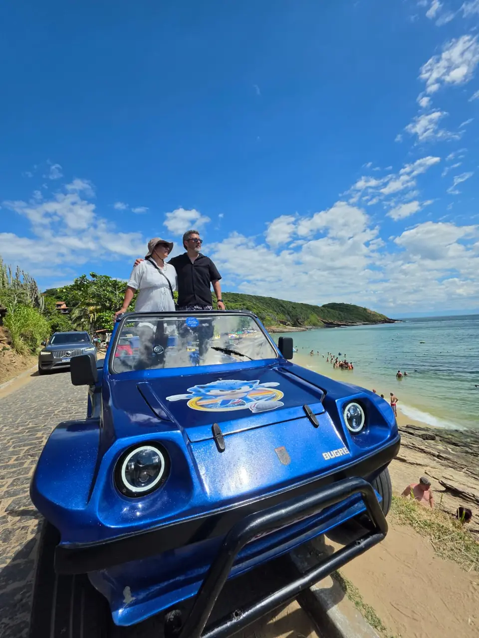 Paseo en buggy privativo por la Praia Brava en Búzios en julio con sol de invierno y pocos turistas
