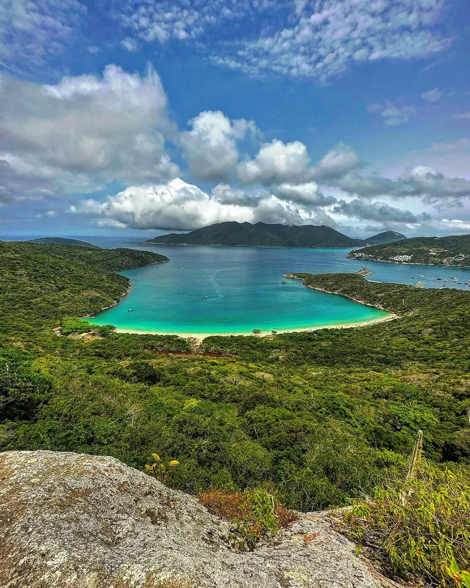 Vista panorámica desde buggy en Búzios mostrando la costa con playas y miradores