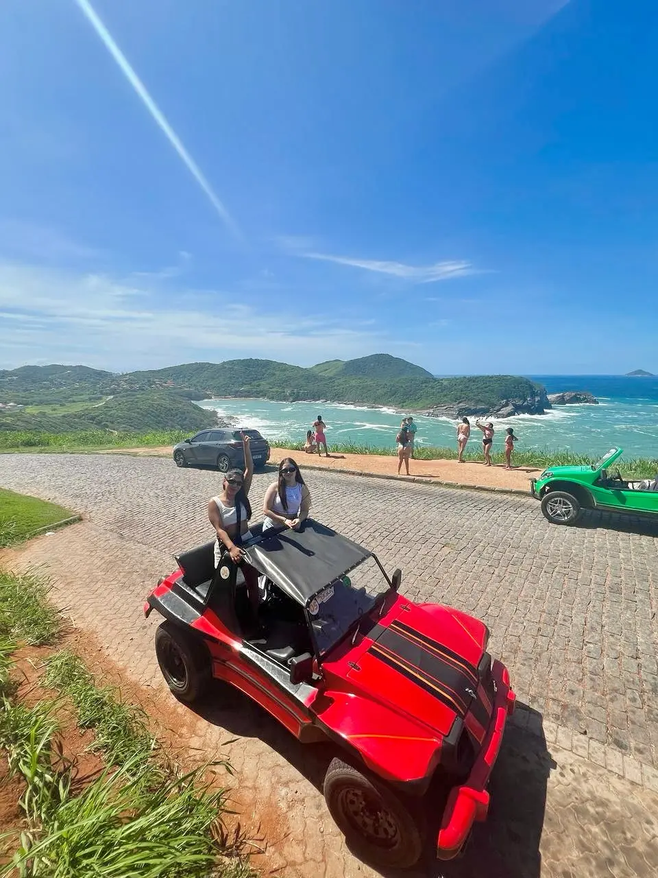 RV estacionado em Búzios com buggy de tour privativo na Praia da Ferradura para viajantes de motorhome