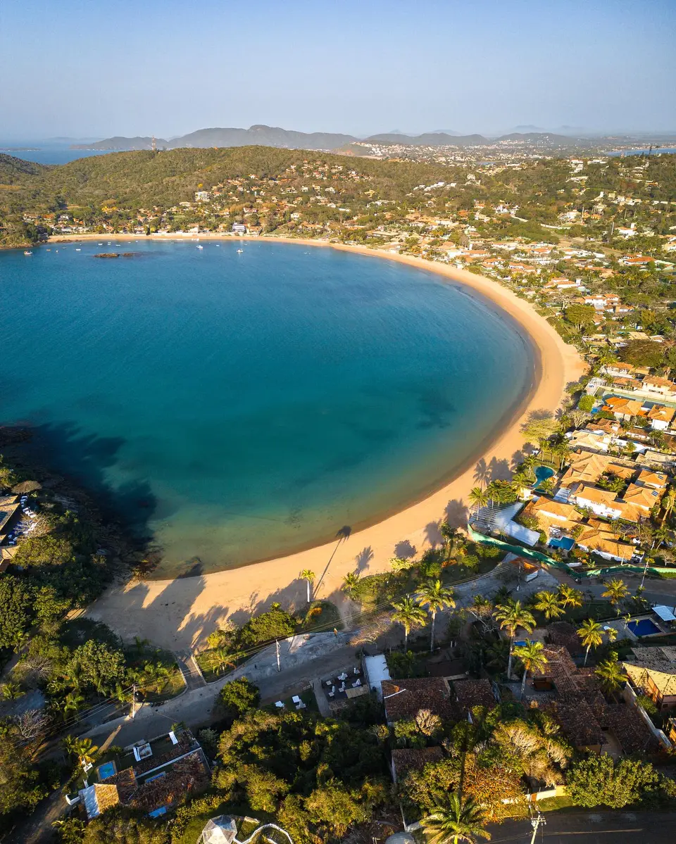Playa Ferradura Búzios vista aérea mostrando forma de herradura con aguas tranquilas y familias