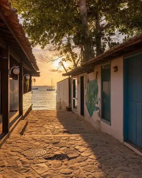 Clima en Búzios en noviembre: playa soleada vista desde un mirador