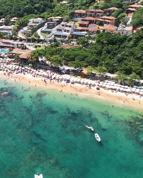 Un buggy turístico frente al mirador de João Fernandes mostrando un itinerario de viaje en Búzios