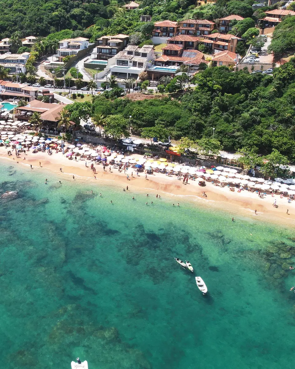 Un buggy turístico frente al mirador de João Fernandes mostrando un itinerario de viaje en Búzios