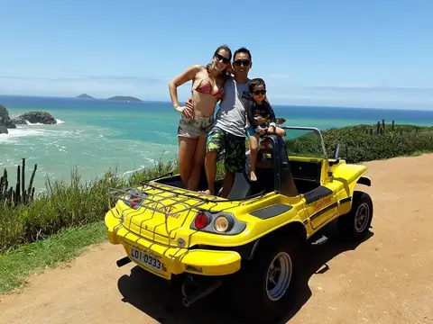 Pareja disfrutando de un paseo en buggy privado por los miradores costeros de Búzios durante un día soleado de invierno