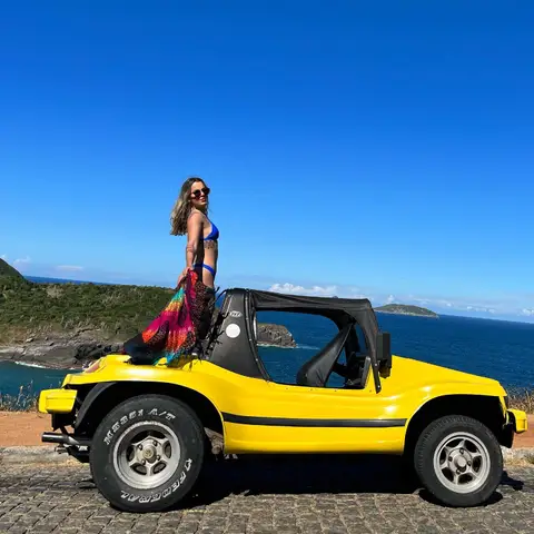 Buggy de turismo estacionado com segurança no Mirante do Forno em Búzios durante um dia de ventos fortes na península.