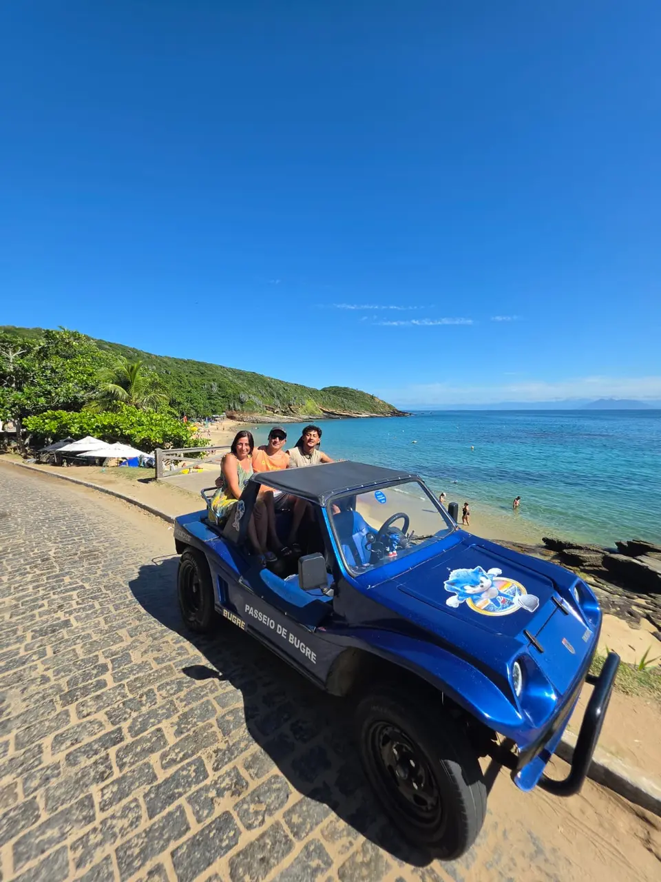 Tabela de preços dos passeios de buggy e aluguel com buggies estacionados na Praia da Ferradura em Búzios.