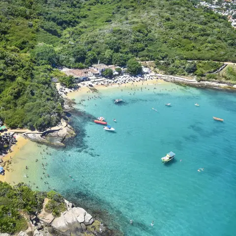 Turistas disfrutando del snorkel en aguas transparentes de Búzios y paseo en buggy amarillo en un mirador.