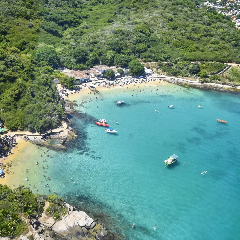 Turistas disfrutando del snorkel en aguas transparentes de Búzios y paseo en buggy amarillo en un mirador.